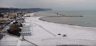 Allerta gialla per maltempo, neve tonda a Pesaro e Fano